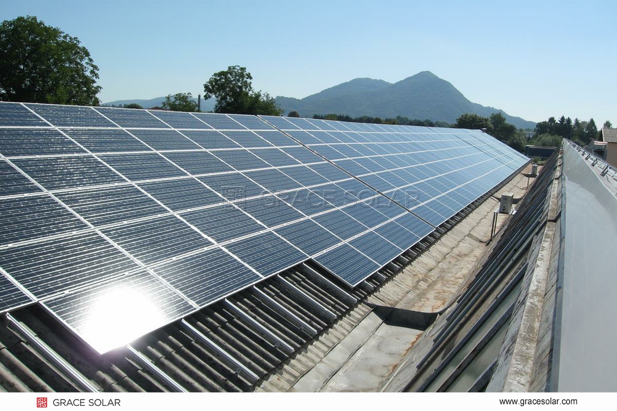 Storm-proof solar mounting system on Florida warehouse roof during hurricane